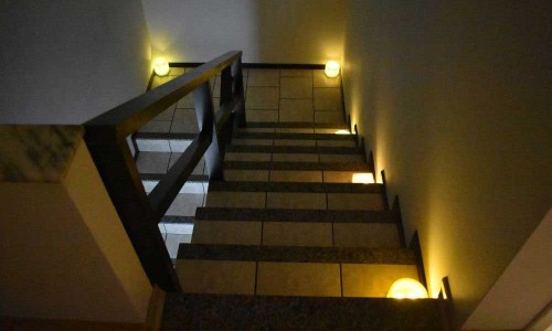 12 luminaria escada escura